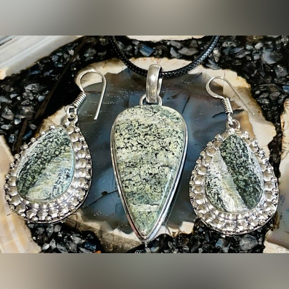 Chrysotile in Serpentine Pendant & Earrings Set - Picture 8 of 15